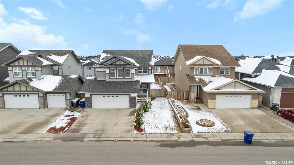 Rosewood小区400米步行至两所学校，2014年建，2100尺，4房+1书房+多功能厅，高档装修独立屋出售！保养如新，好采光，9尺加高层高，天然气壁炉，实木地板，高档枫木橱柜带天然大理石台面，不锈钢家电，大空间储物角柜。二楼有4个大卧室外加一个大空间多功能家庭厅。主卧带步入 - 5