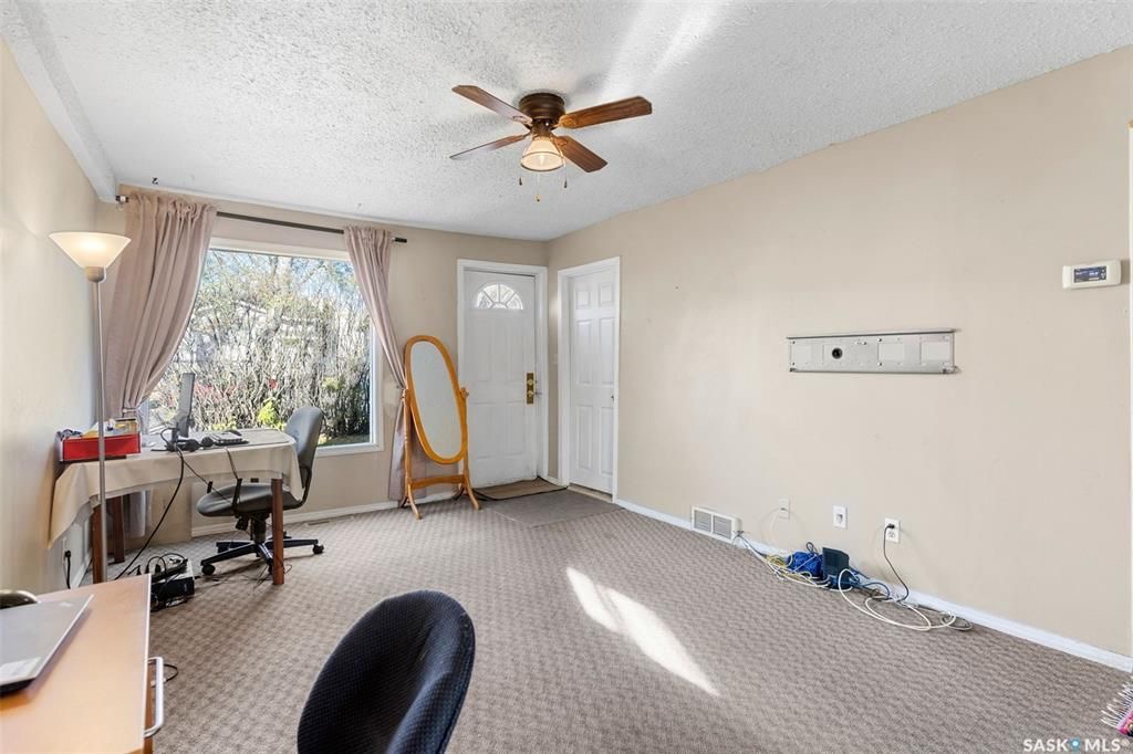 Sutherland小区840尺独立屋出售。近萨大，小学，公园，购物。 3室1卫+1书房平层，带一个18*24较新建双车库，合成板地板，地下室装修有一房一厅。2021年更新保温，新换屋顶瓦片，更新锅炉。占地5819尺。挂牌价格：$189900。详情请联系地产经纪Gary Gai  - 6