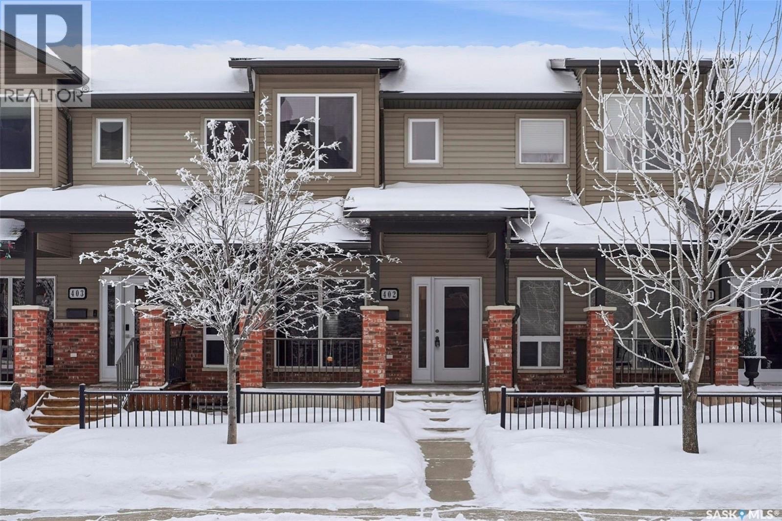 步行百米至Willowgrove小学3房3卫联排出售。2008年建，Riverbend Developments建造质量可靠，居住舒适。地理位置优越，安静私密，距离Willowgrove Square广场和两所小学仅一个街区，靠近St. Joseph和Centennial高中、U - 5