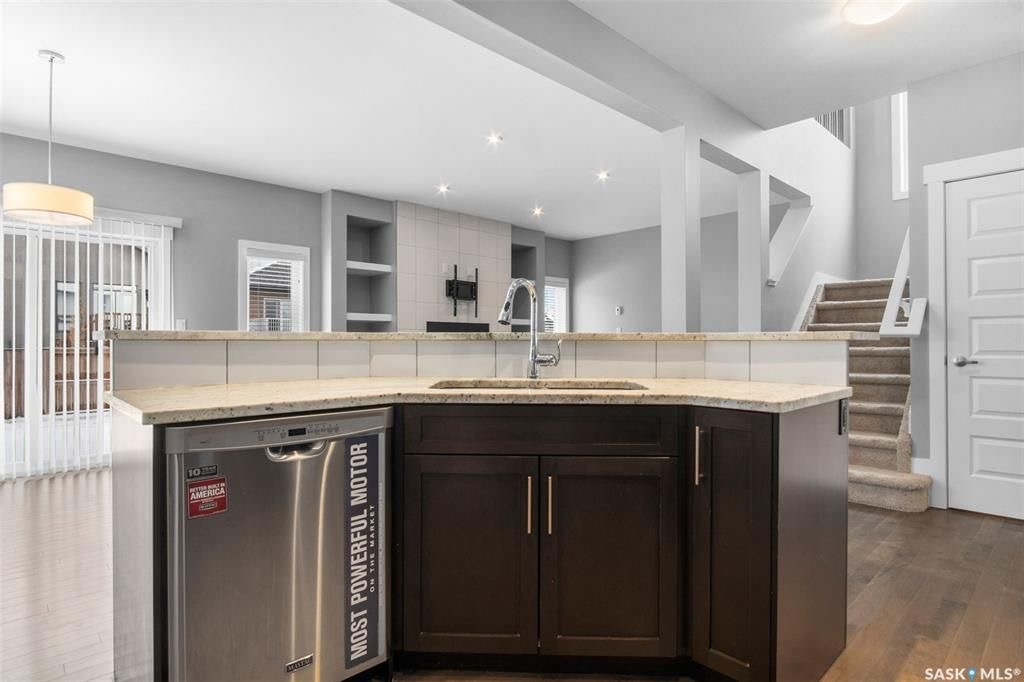 Rosewood小区400米步行至两所学校，2014年建，2100尺，4房+1书房+多功能厅，高档装修独立屋出售！保养如新，好采光，9尺加高层高，天然气壁炉，实木地板，高档枫木橱柜带天然大理石台面，不锈钢家电，大空间储物角柜。二楼有4个大卧室外加一个大空间多功能家庭厅。主卧带步入 - 11