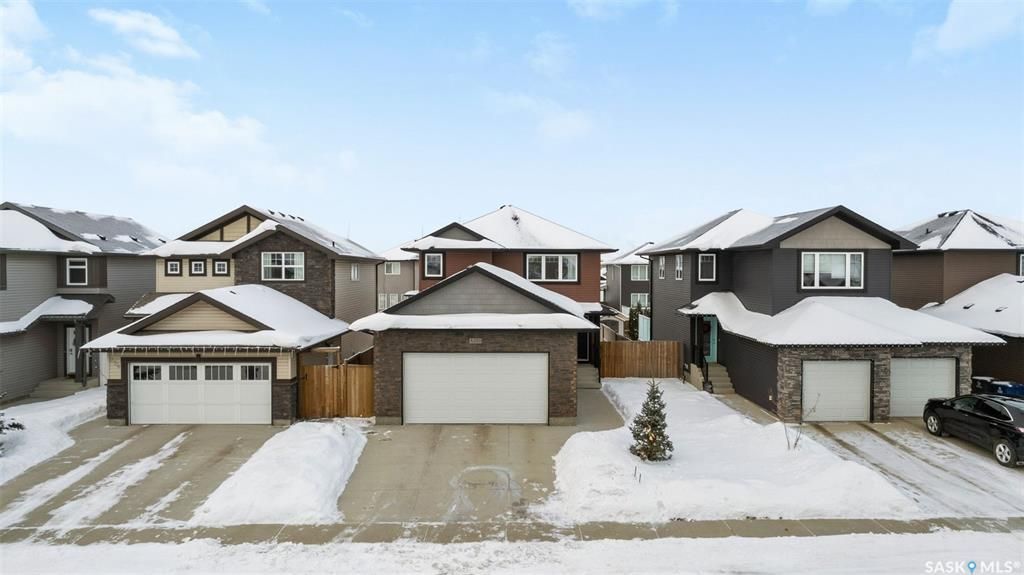 Stonebridge小区1546尺2层独立屋出售。3房3卫，地下室保温完成，带独立出入口独立电表，具备合法独立出租套间潜力。一楼开放式设计，实木地板，3层窗户，大理石台面，厨房带角柜，L形岛台，不锈钢家电，二楼3个大卧室，主卧带步入式衣柜和完整洗手间带浴缸。后院大露台，前院无草 - 5