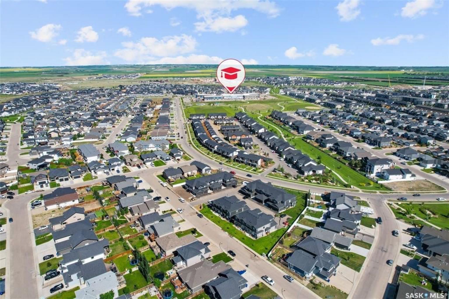 Evergreen小区2021年建1535尺3房3卫边户联排出售，带连房子双车库外加双车道，独立院子。一楼9尺层高，开放式设计，多窗户好采光。客厅带壁炉造型墙，厨房大理石台面，升级橱柜，另有独立收纳间，不锈钢家电，抽油烟机外排。二楼有3个大卧室外加一个多功能厅。主卧带步入式衣柜和 - 5