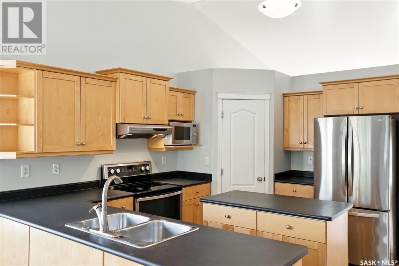 102 Bayfield Cres 8月2日 周六 2-4 PM Gary Gai和同事Dominic Parent会在此迎接🙏 ————— Briarwood小区5房3卫独立屋出售！中心地带。建于 2003 年，位置优越，距离 Briarwood 湖及附近的游乐场和喷水公园 - 6