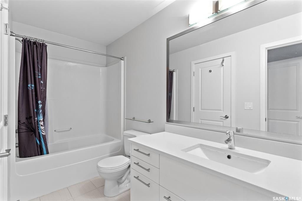 Rosewood小区1245尺 3房3卫地下室装修安静联排出售。2011年建，近小学，购物，公园。高档装修，好采光，实木地板，大理石台面，现代橱柜，不锈钢家电。二楼3个大房间尺寸足，主卧带步入式衣柜。两个卧室的窗户可以看到公园湖景，地下室完全装修有一个大家庭厅一个独立洗手间。另有 - 16