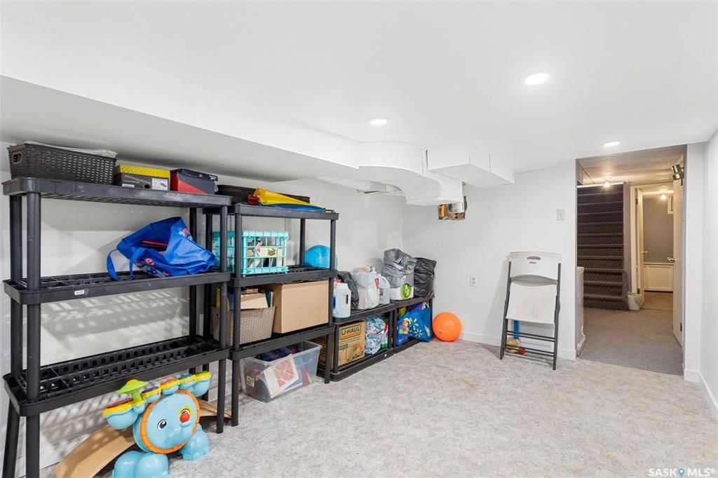 Sutherland小区840尺独立屋出售。近萨大，小学，公园，购物。 3室1卫+1书房平层，带一个18*24较新建双车库，合成板地板，地下室装修有一房一厅。2021年更新保温，新换屋顶瓦片，更新锅炉。占地5819尺。挂牌价格：$189900。详情请联系地产经纪Gary Gai  - 15