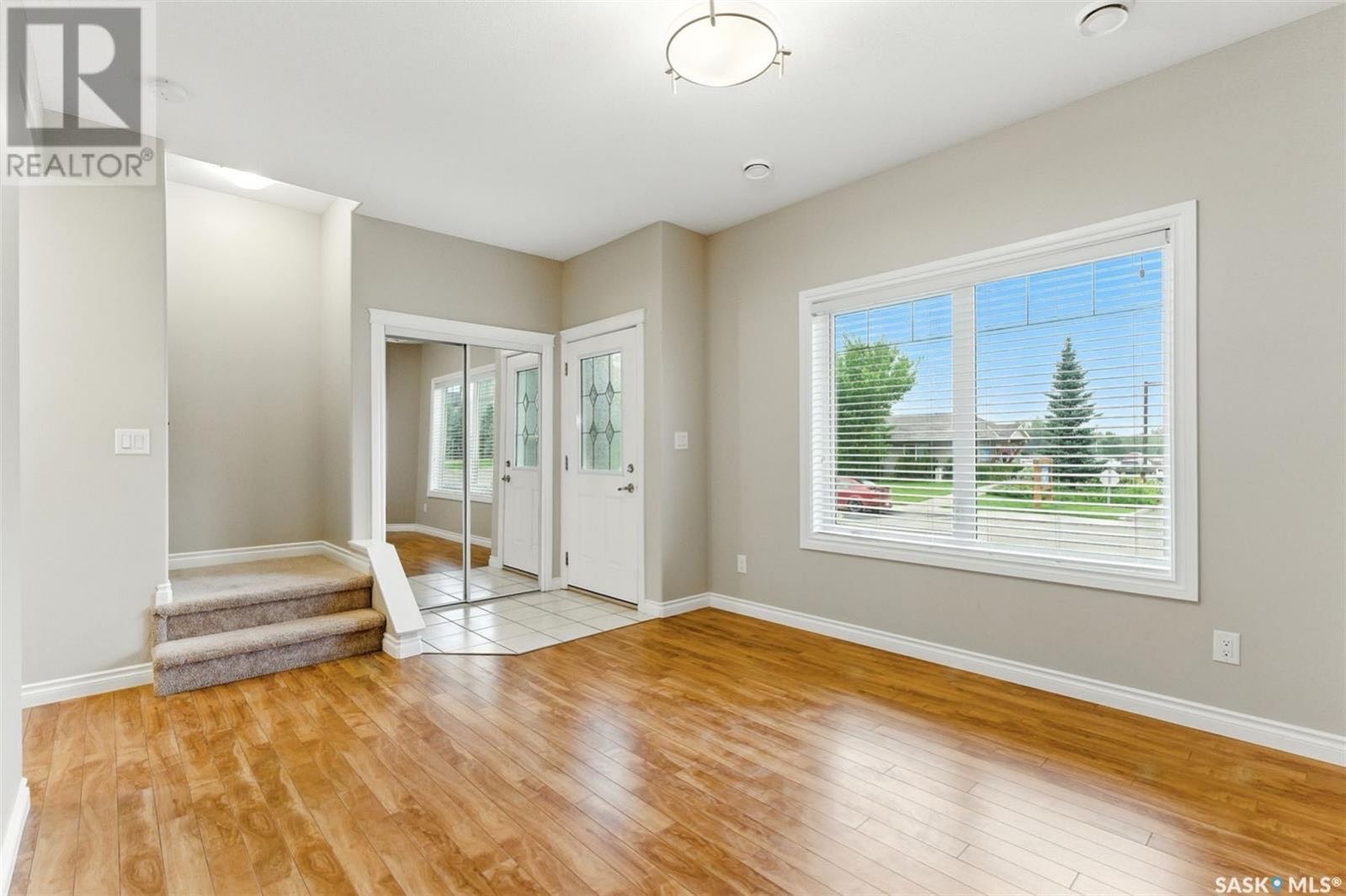 Stonebridge安静边户双车库1700尺联排出售。端户单位！全新地板！高端宽敞联排别墅拥有三间大卧室和2.5间浴室，地上面积超过1700平方英尺！步行即可到达小学、Stonebridge Plaza、沃尔玛、餐厅、风景优美的公园及儿童游乐场。开放式布局设计，前两层层高为9英 - 5