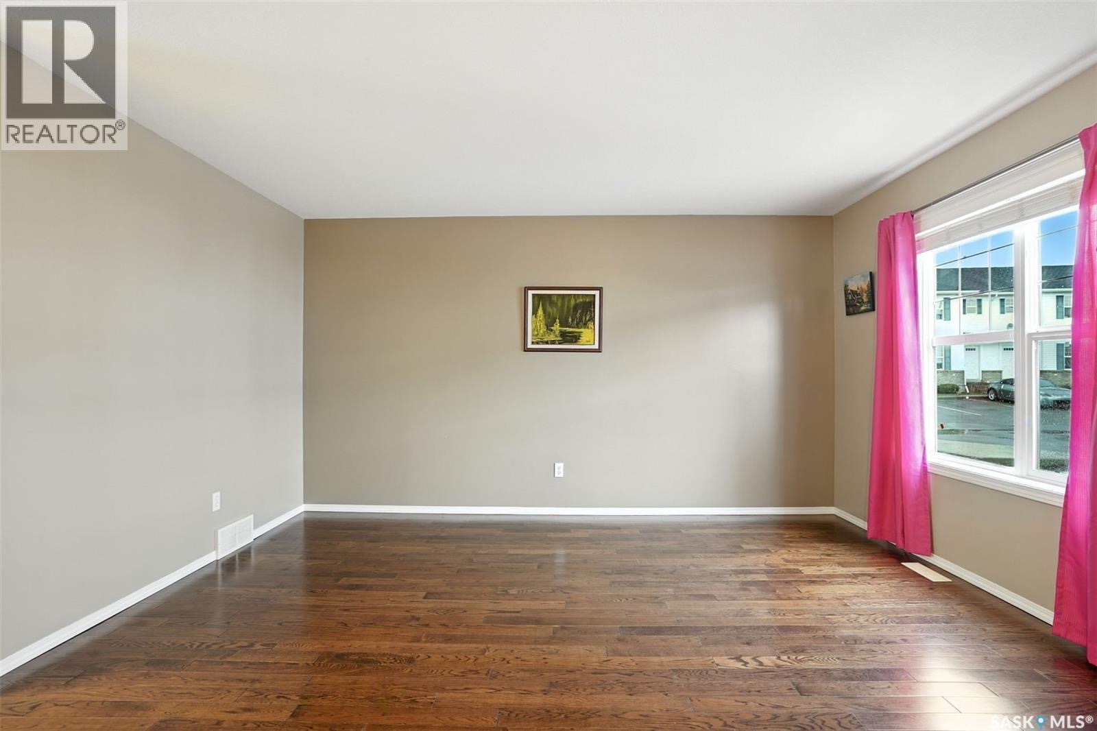 Lakewood小区保养极佳3房联排出售！面积 1,124 平方英尺，设有三间卧室和两间浴室，适合首次购房者居住或者出租投资。房屋位于 Lakewood 核心地段，门外有直达大学的公交车，方便出行。主层设有宽敞的客厅，铺有实木地板，餐区和带储藏室及充足台面的厨房。楼上有三间大小适 - 5