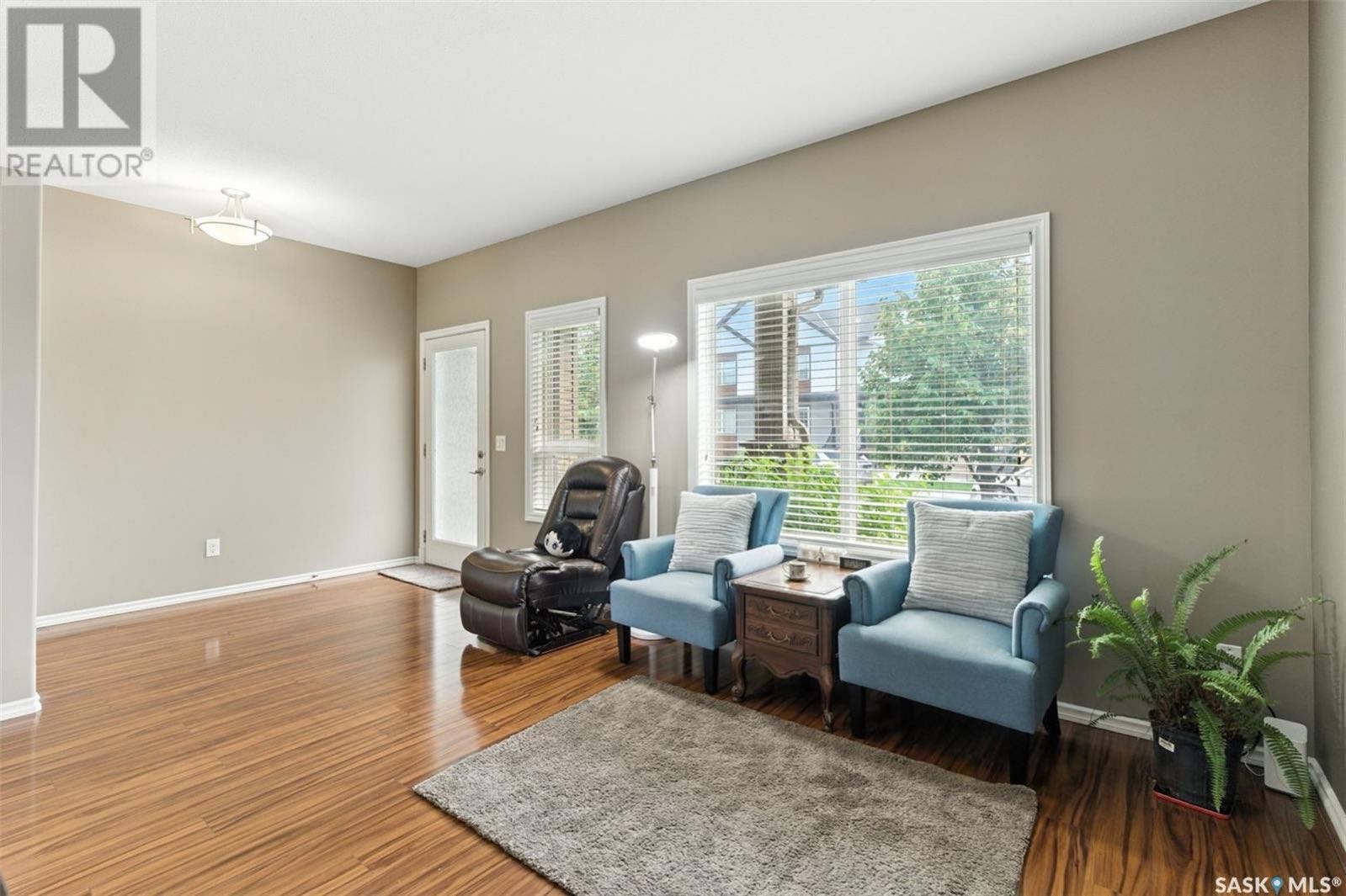 步行百米至Willowgrove小学4房4卫联排出售。Riverbend Developments建造质量可靠，居住舒适。地理位置优越，距离Willowgrove Square广场和两所小学仅一个街区，靠近St. Joseph和Centennial高中、University He - 5