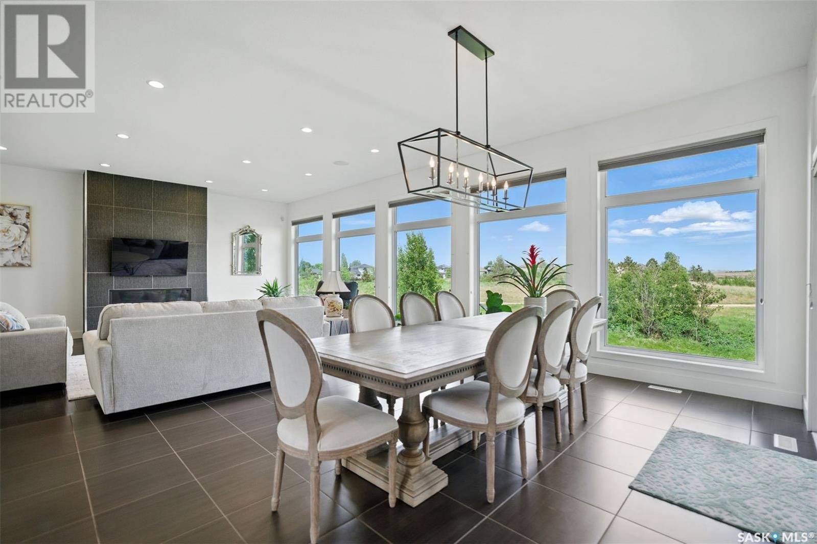 Public Open House公众开放看房 739 Beechdale Way  9月13日 周六2:00-4:00PM Gary Gai或者同事Dominic Parent会在此迎接🙏  ————————- Briarwood背靠公园步出式独立屋出售！视野开阔，整栋房屋共 - 7