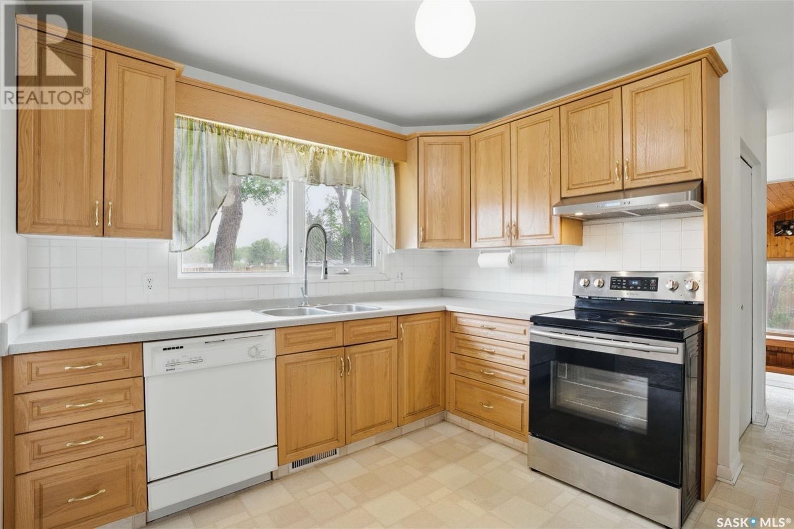 Public Open House公众开放看房 118 East Drive 7月26日 周六2:30-4:00 PM Gary Gai或者同事Dominic Parent会在此迎接🙏  ————————- 步行至Walter Murray高中 & Market Mall两层独 - 7