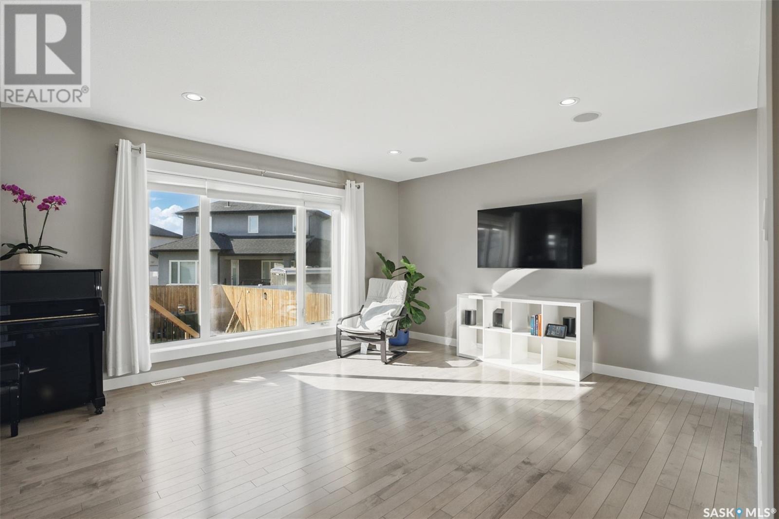 Evergreen 小区高档装修4房两层独立屋出售。距离 Sylvia Fedoruk 和 St. Nicholas 学校仅百米，步行可达公园、商店和各类生活设施。主层为开放式布局，设有宽敞玄关、带内置吊顶音响的明亮客厅，以及配有花岗岩台面、带缓冲闭合功能的 Superior 厨 - 6