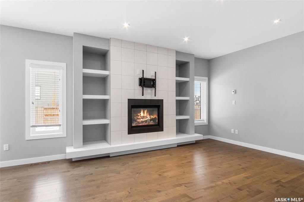 Rosewood小区400米步行至两所学校，2014年建，2100尺，4房+1书房+多功能厅，高档装修独立屋出售！保养如新，好采光，9尺加高层高，天然气壁炉，实木地板，高档枫木橱柜带天然大理石台面，不锈钢家电，大空间储物角柜。二楼有4个大卧室外加一个大空间多功能家庭厅。主卧带步入 - 13