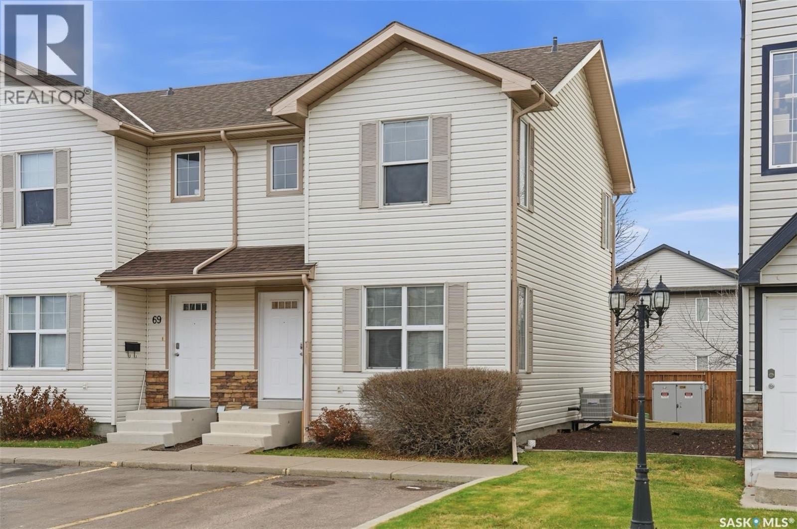 Lakewood小区安静边户联排别墅出售，两间宽敞卧室和两间浴室，非常适合大学生、年轻专业人士或首次购房者。房屋位于 Lakewood 核心地带，拎包入住，门口就有直达大学的公交，生活十分方便。主层布局明亮实用，包括铺有较新地板的客厅、餐区，以及配有经典橱柜、储物间和充足操作台面 - 5