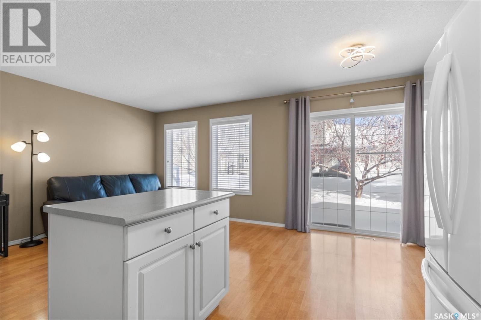 Briarwood小区1225尺双层联排出售，安静区域，近学校、公园和商超。房屋2022年翻新，含3间卧室及2间卫浴。二楼含3个卧室1个洗手间，主卧配备步入式衣柜。主层开放式客厅餐厅厨房配有2022年更新的石英台面、全套电器，餐厅直通后院。全屋铺设复合木地板，地下室未装修。附带独 - 7