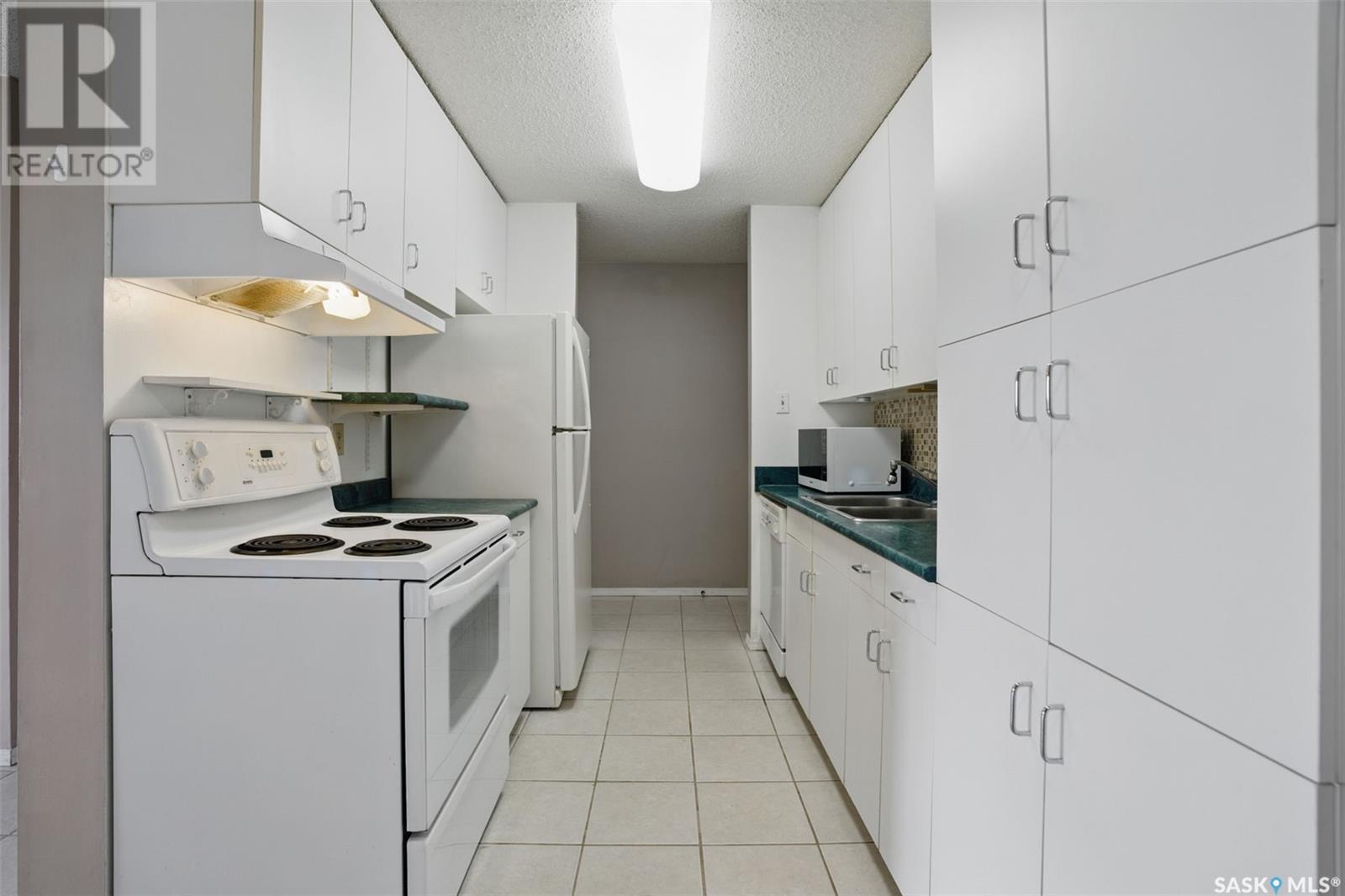 Wildwood小区背靠公园高尔夫球场3房边户公寓出售。安静、维护良好，景观优美，地理位置优越，临近学校、8街购物区及各类生活便利设施。户型宽敞，大客厅带壁炉，地面铺设了地砖，整体干净整洁。厨房配有现代化橱柜和地板。三间卧室中有一间目前用作书房，配有典雅的法式门，别具格调。一间完 - 6