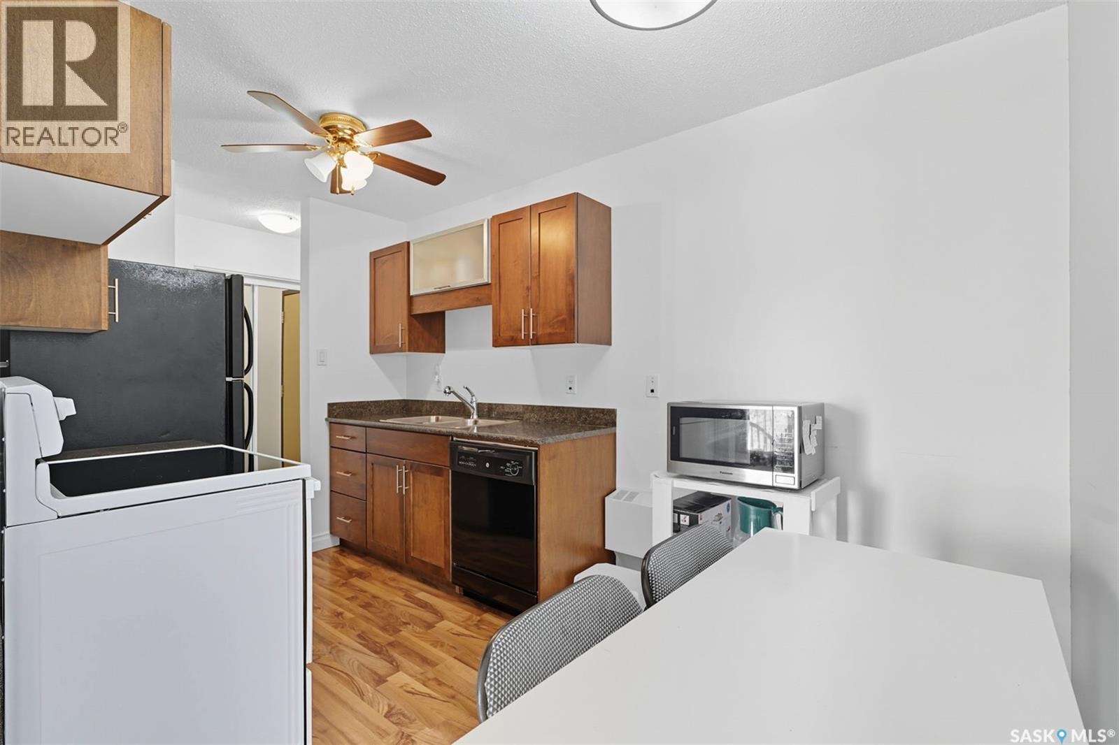 College Park翻新一室公寓出售！本地西人业主保养极佳。朝南客厅宽敞明亮，自然光充足，并可通往阳台。厨房配备升级的枫木橱柜、花岗岩台面 以及 较新的电器。布局合理，设有舒适卧室、四件式浴室，以及带有叠式洗衣机和烘干机的洗衣/储物间。其他升级包括：2023 年重新粉刷、20 - 6