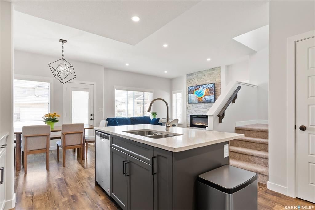 Evergreen小区2021年建1535尺3房3卫边户联排出售，带连房子双车库外加双车道，独立院子。一楼9尺层高，开放式设计，多窗户好采光。客厅带壁炉造型墙，厨房大理石台面，升级橱柜，另有独立收纳间，不锈钢家电，抽油烟机外排。二楼有3个大卧室外加一个多功能厅。主卧带步入式衣柜和 - 6