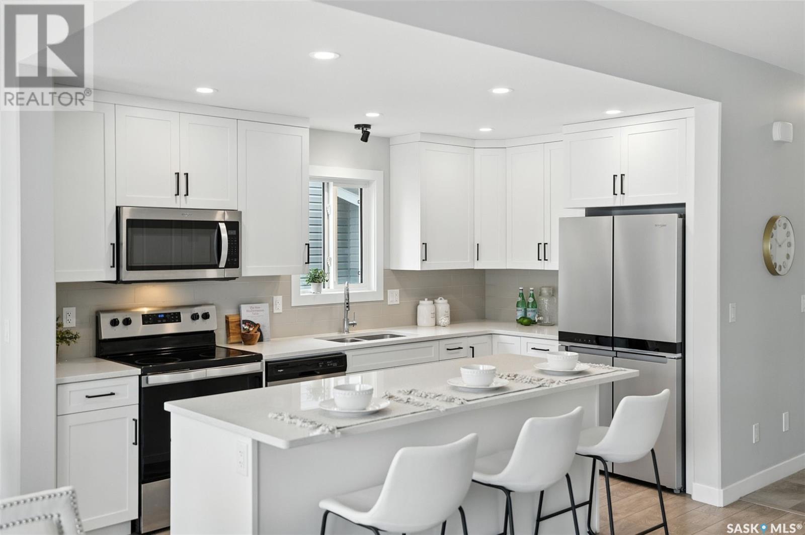 Brighton小区带独立屋出入口双层独立屋出售！2022年由Ehrenburg建造，提供合法出租套间选项，并配备众多便利设施。位于安静内街，步行即可到达公园，未来学校，同时靠近购物中心及其他生活设施，地理位置优越。主层设有9英尺高的天花板，开放式布局，宽敞的客厅配有时尚的砖面特 - 6