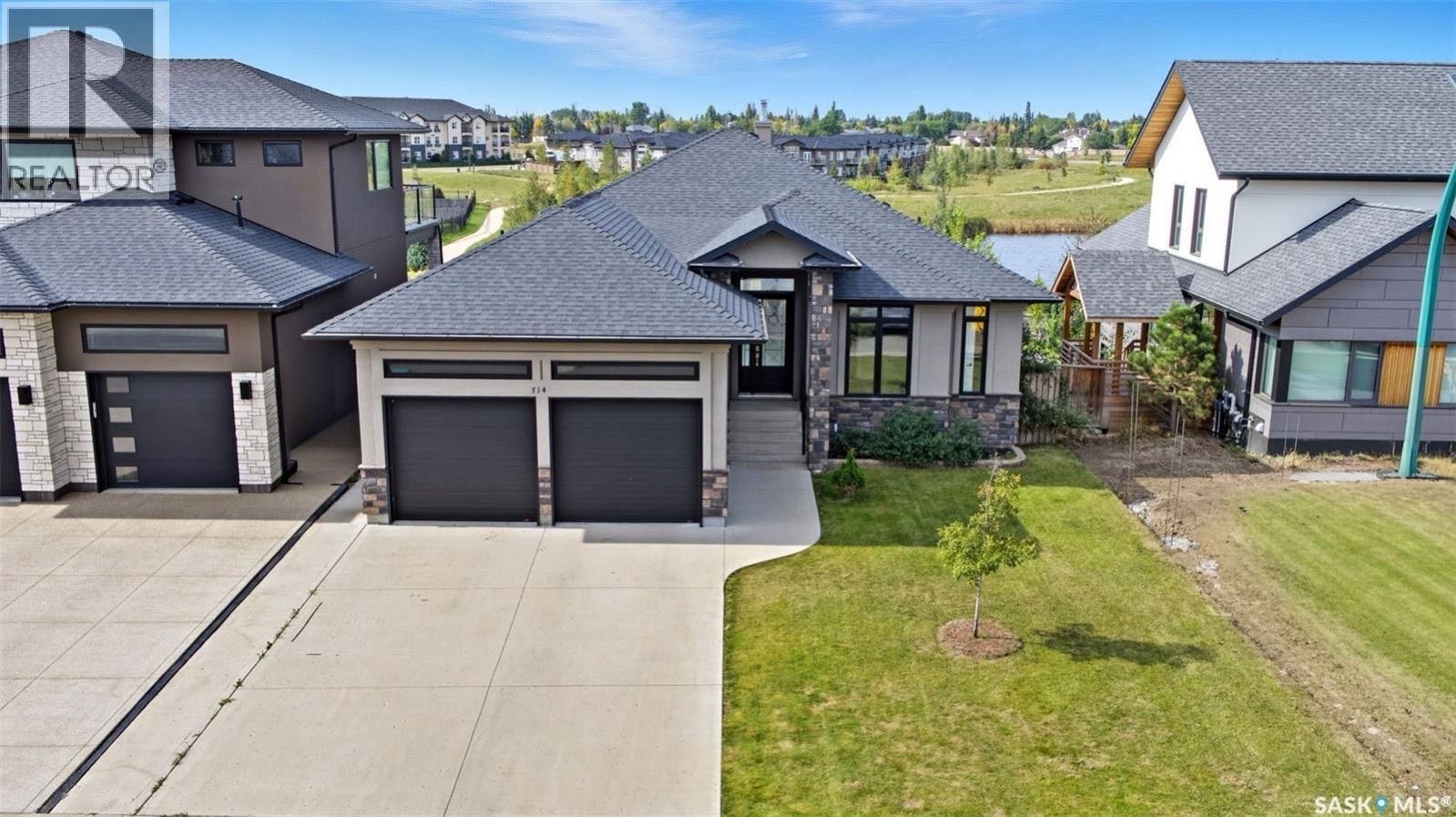 Public Open House公众开放看房 714 Ledingham Pl 9月27日 周六 2-4PM Gary Gai或者同事Dominic Parent会在此迎接🙏 ————— Rosewood公园湖景地下室步出式独立屋出售！超大占地9,559 平方英尺，位于优越的 - 5