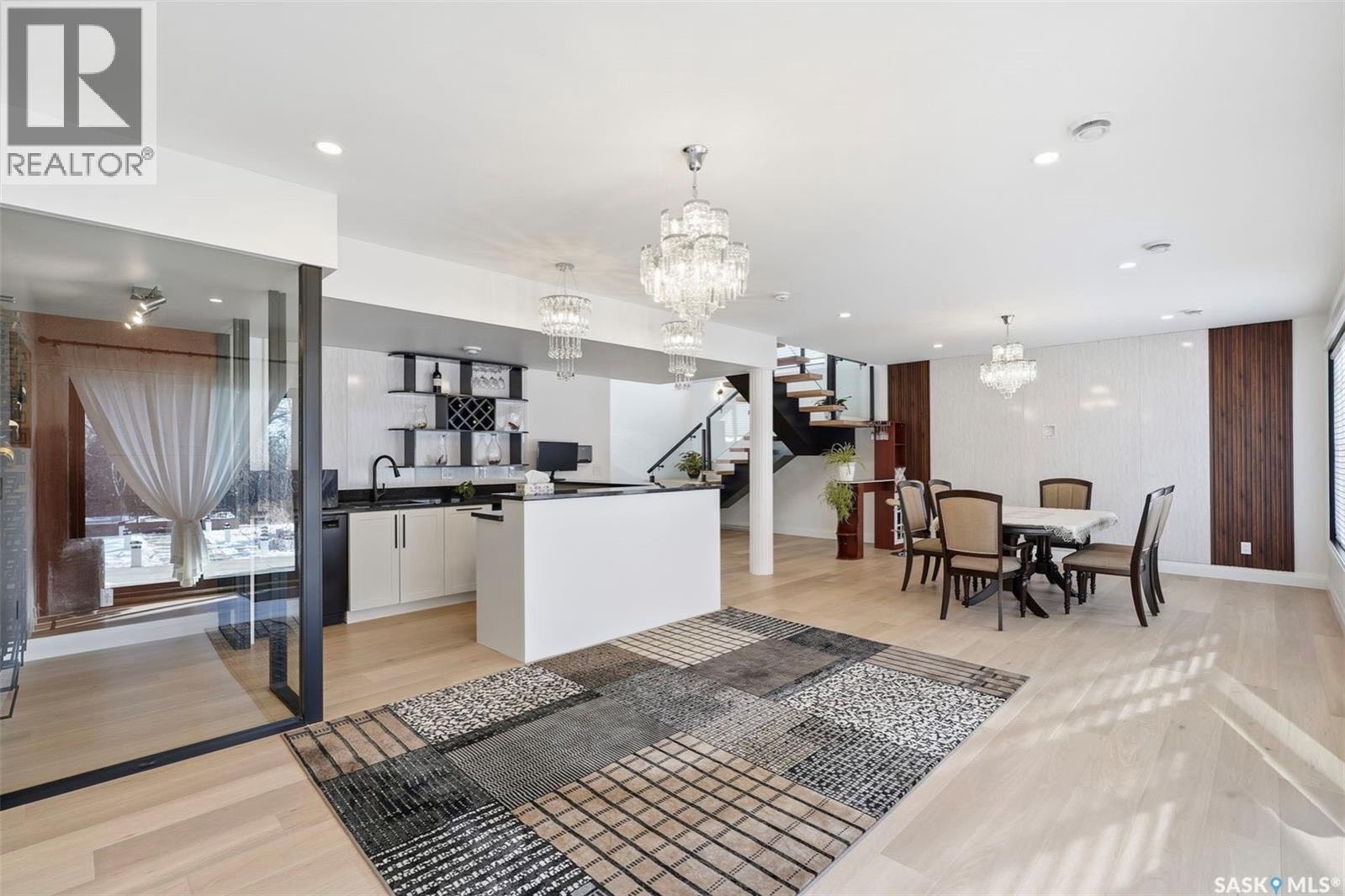 Greenbryre Estates豪华高尔夫社区3,576 平方英尺步出式豪宅出售！靠近知名的 Greenbryre 高尔夫乡村俱乐部。房屋融合了豪华舒适性与顶级设计。朝西后院私密安静，可欣赏日落景观，室内采光充足。主层层高 10 英尺，配有大面积窗户和开放式布局，空间通透明亮 - 6