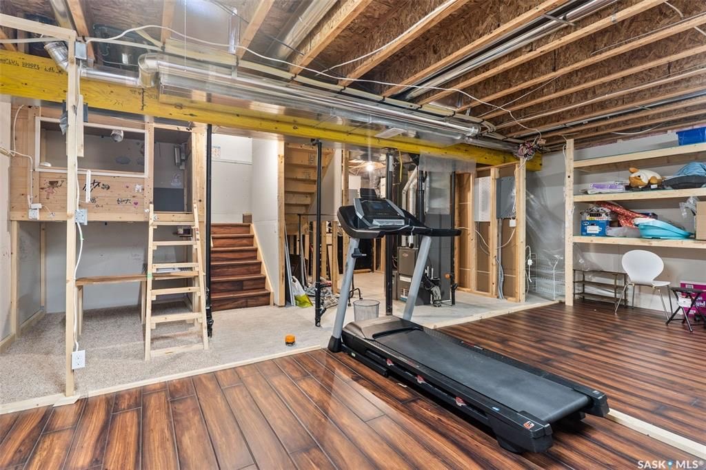 Stonebridge小区1546尺2层独立屋出售。3房3卫，地下室保温完成，带独立出入口独立电表，具备合法独立出租套间潜力。一楼开放式设计，实木地板，3层窗户，大理石台面，厨房带角柜，L形岛台，不锈钢家电，二楼3个大卧室，主卧带步入式衣柜和完整洗手间带浴缸。后院大露台，前院无草 - 18