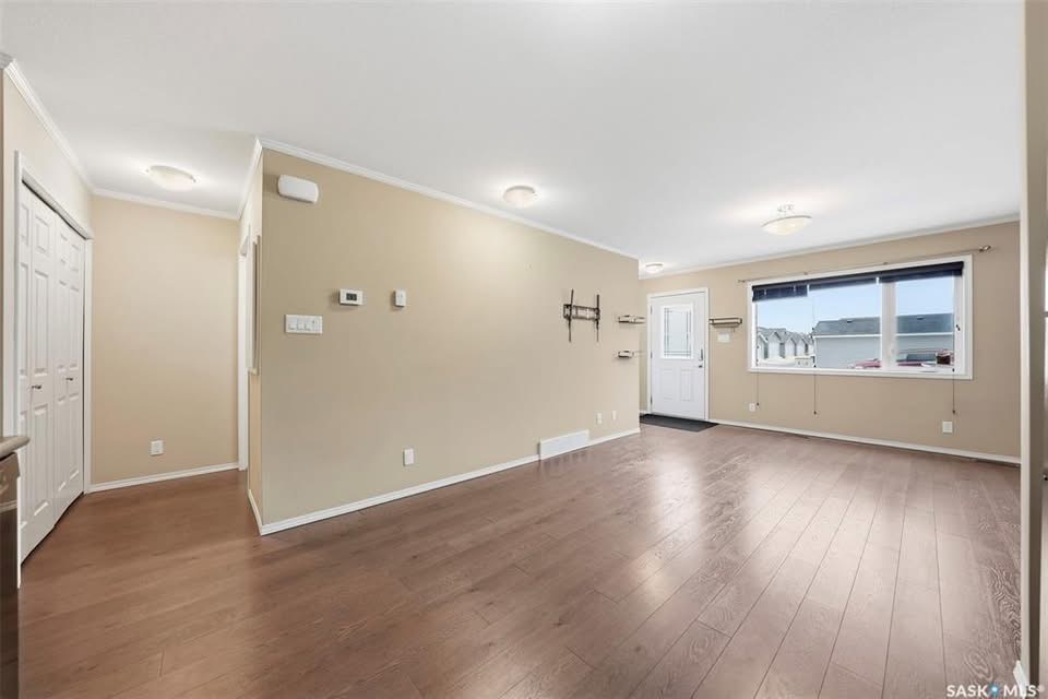 Public Open House公众开放看房 103-275 Pringle Lane 4月9日 周四 5:00-7:00PM Gary Gai或者同事Evan Dunlop会在此迎接🙏  Stonebridge小区明亮2房叠拼单元出售。面向阳光充足的南向前院，俯瞰安静的街道 - 7