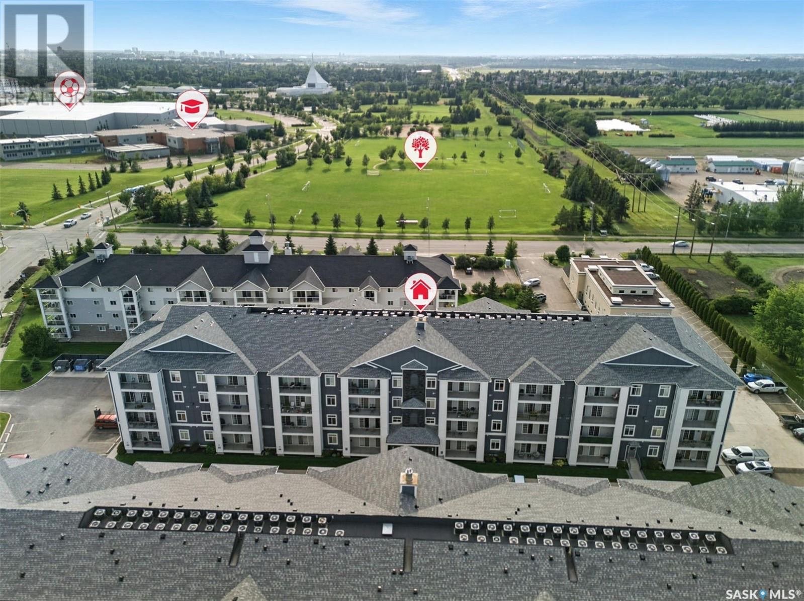 University Heights宽敞明亮高档大尺寸公寓出售！面积为 1,146 平方英尺，设有 2 间卧室和 2 间浴室。 本单元布局开阔，采光充足，配有升级的仿木纹层压地板、挑高天花板以及全屋地暖系统。厨房配置实用，配有染色枫木橱柜、黑色花岗岩台面、大型中岛（带吧台座位）及 - 5