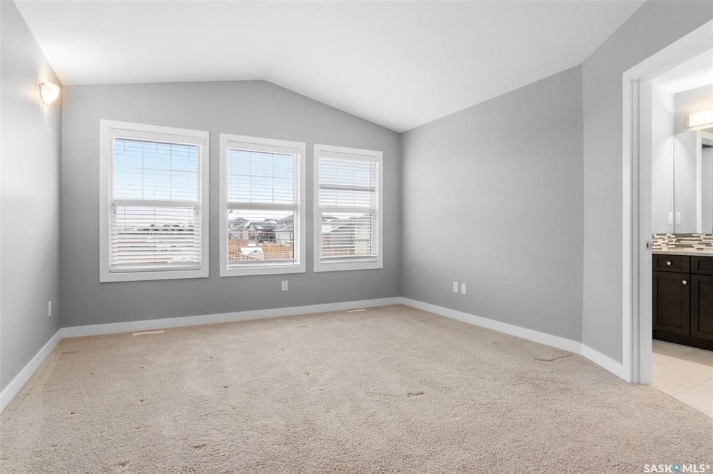 Rosewood小区400米步行至两所学校，2014年建，2100尺，4房+1书房+多功能厅，高档装修独立屋出售！保养如新，好采光，9尺加高层高，天然气壁炉，实木地板，高档枫木橱柜带天然大理石台面，不锈钢家电，大空间储物角柜。二楼有4个大卧室外加一个大空间多功能家庭厅。主卧带步入 - 17