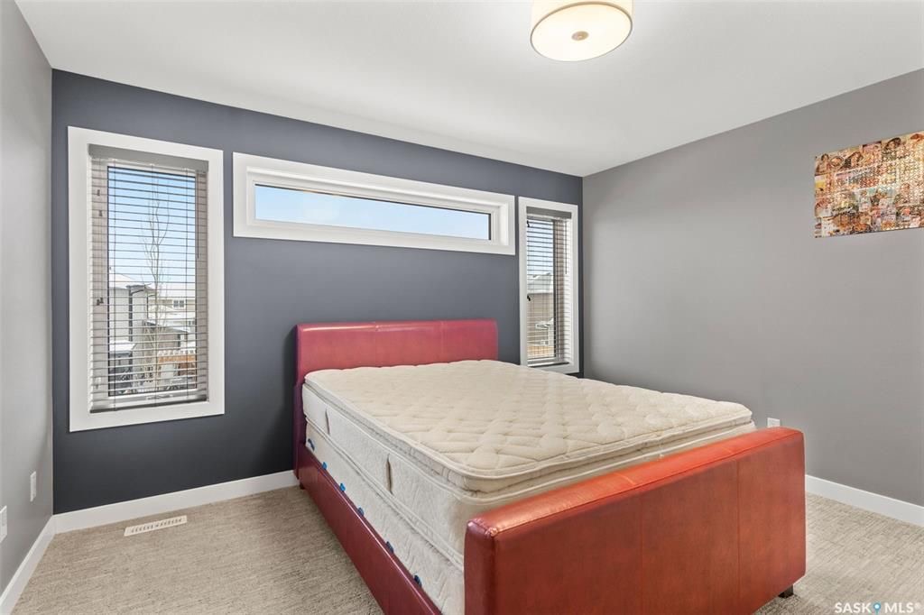 Stonebridge小区1546尺2层独立屋出售。3房3卫，地下室保温完成，带独立出入口独立电表，具备合法独立出租套间潜力。一楼开放式设计，实木地板，3层窗户，大理石台面，厨房带角柜，L形岛台，不锈钢家电，二楼3个大卧室，主卧带步入式衣柜和完整洗手间带浴缸。后院大露台，前院无草 - 15