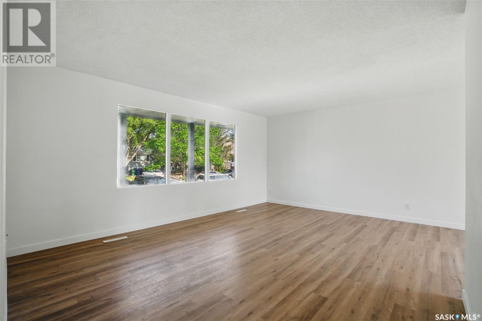 Brevoort Park社区全新装修错层独立屋出售！带有合法出租地下室套房 - 5