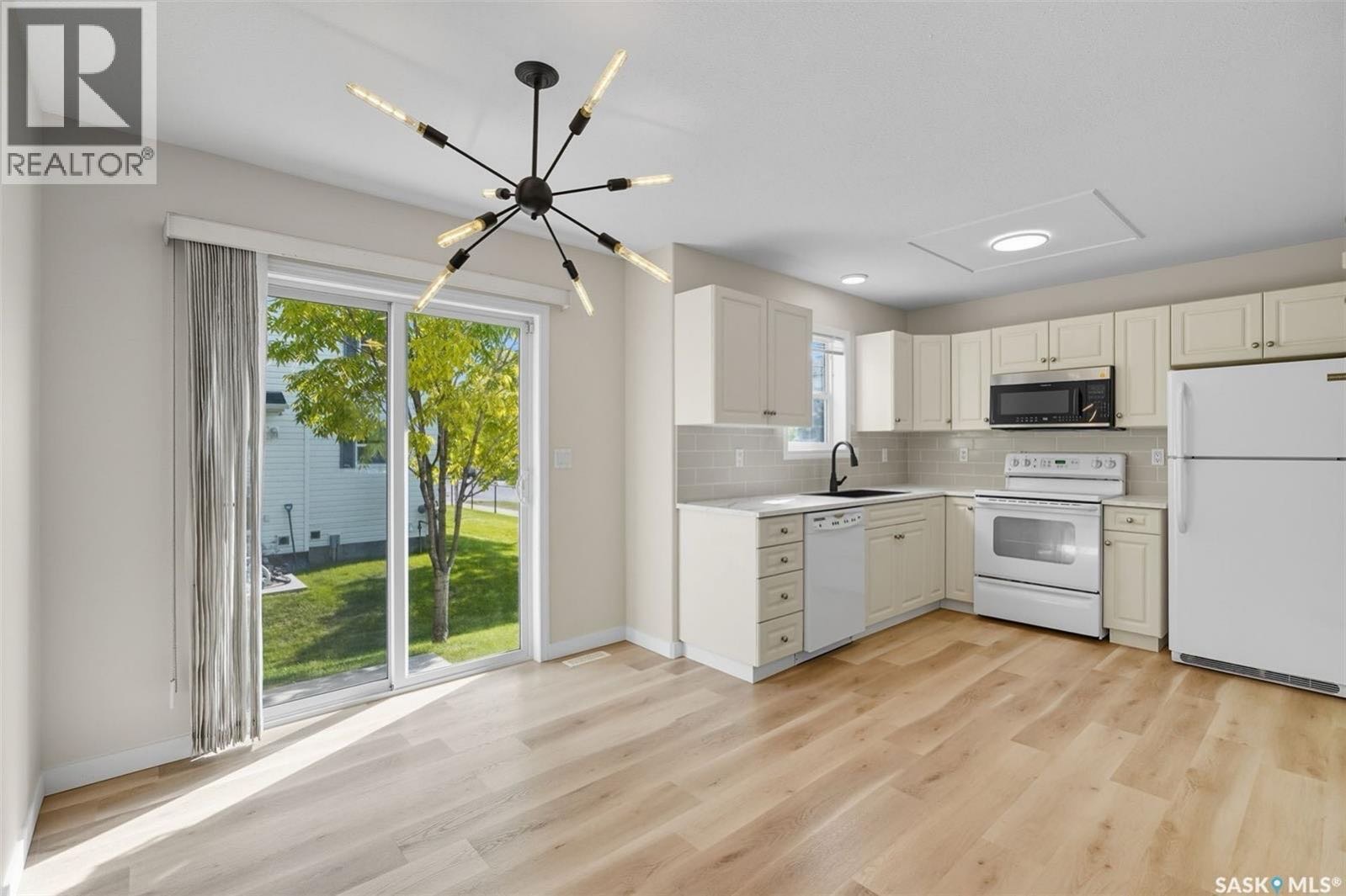 Public Open House公众开放看房 34-203 Herold Terr 10月5日 周日 2:00-4:00PM Gary Gai或者同事Dominic Parent会在此迎接🙏 ————— Lakewood小区新装修边户3房联排出售！安静边户紧邻大绿地且多路边停 - 7