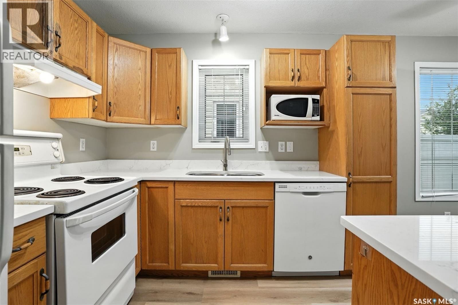 Silverspring小区安静边户3房联排出售！1,213 平方英尺边户两层联排别墅经过翻新，布局开放，侧窗和露台门为室内带来充足采光。主层设有宽敞的起居区、升级后的厨房（全新花岗岩台面、水槽和龙头）、中岛和餐区，以及一个方便的二分之一卫浴，地面新铺设合成地板。楼上有三间卧室和 - 6