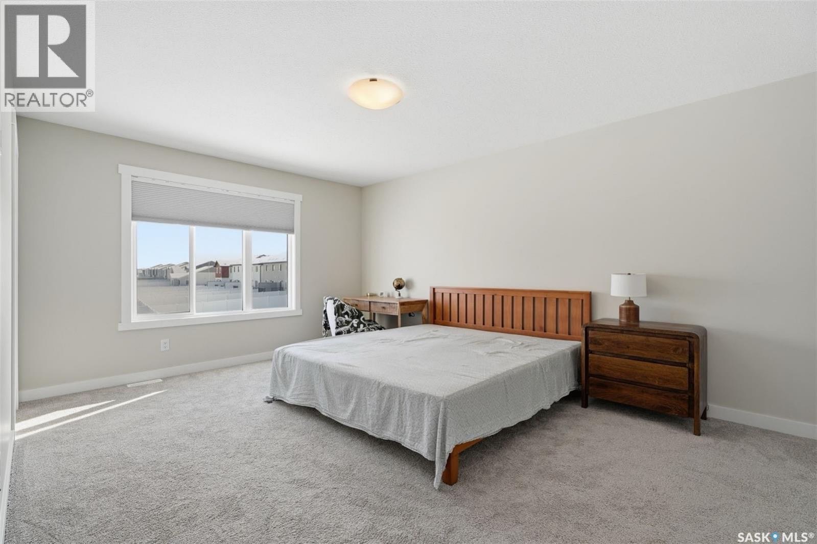 Aspen Ridge小区背靠公园绿地半连体车库独立屋出售！，环境安静舒适，1,484 平尺设计实用、状态接近新房。主层 西南朝向大窗，采光充足，客厅宽敞舒适。厨房配有 石英台面、不锈钢电器、外排油烟机以及 walk-through pantry，空间利用非常合理。二楼设有 3间 - 7