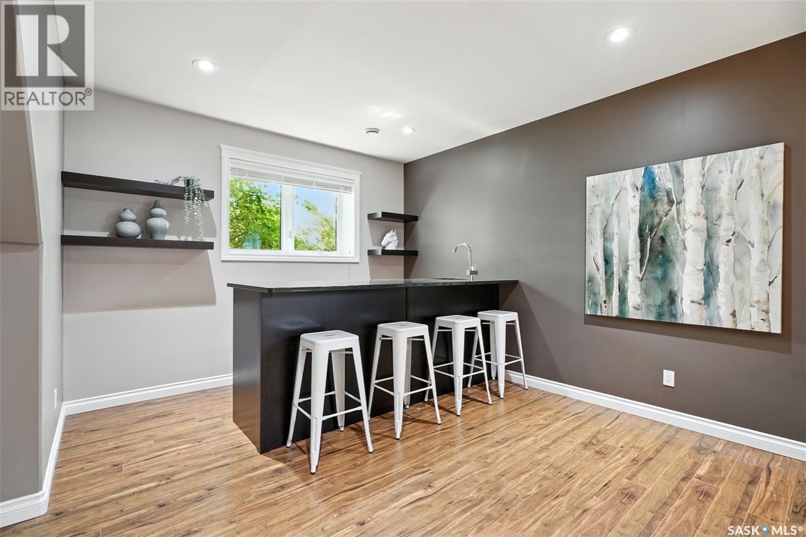 Evergreen小区高档装修4房错层独立屋出售！ 由 Jaylin Homes 建造高品质，全屋做工精良，升级细节到位，总面积 1,431 平方英尺，舒适与时尚兼具。主层明亮通透，挑高天花、定制栏杆，以及贯穿全屋的实木与瓷砖地板，展现出大气格局。客厅配备 5.1 环绕音响系统， - 8