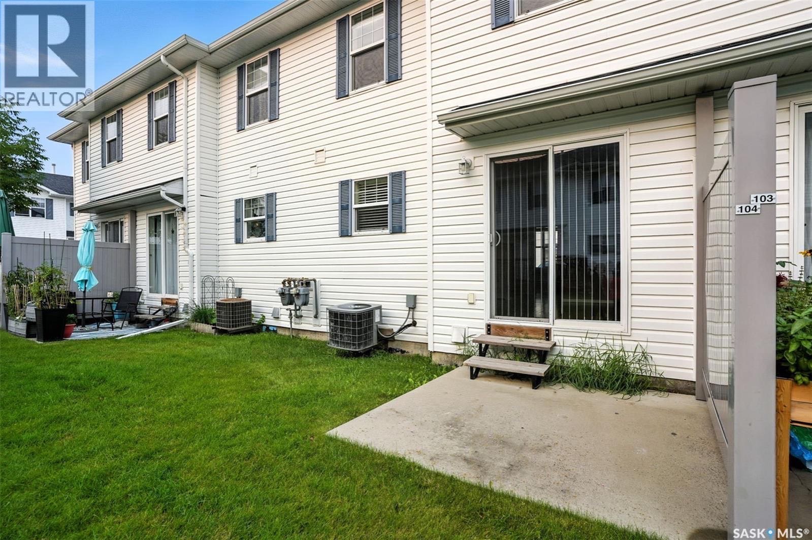 Lakewood小区保养极佳3房联排出售！面积 1,124 平方英尺，设有三间卧室和两间浴室，适合首次购房者居住或者出租投资。房屋位于 Lakewood 核心地段，门外有直达大学的公交车，方便出行。主层设有宽敞的客厅，铺有实木地板，餐区和带储藏室及充足台面的厨房。楼上有三间大小适 - 9