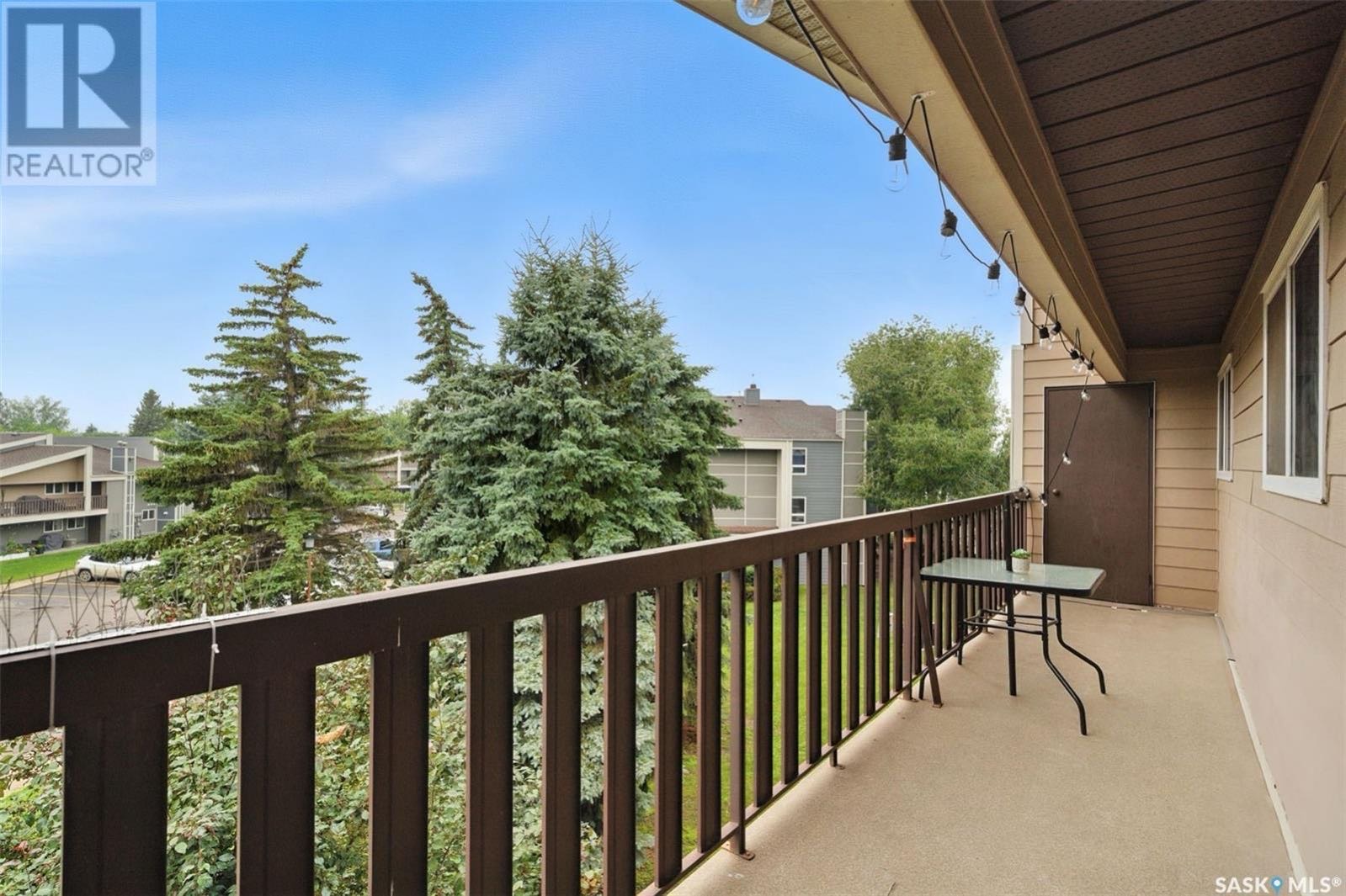 Forest Grove小区顶楼边户公寓出售！位置优越，距离萨斯喀彻温大学仅7分钟车程，毗邻两所小学，步行即可到达 University Heights 购物区和两所高中。作为边户单位，这套安静公寓多一个侧窗，采光更佳，客厅和卧室均铺设复合地板，厨房、餐厅和两个卫生间为瓷砖地面， - 8