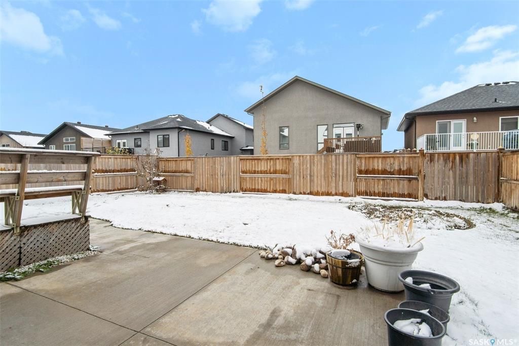 Rosewood小区400米步行至两所学校，2014年建，2100尺，4房+1书房+多功能厅，高档装修独立屋出售！保养如新，好采光，9尺加高层高，天然气壁炉，实木地板，高档枫木橱柜带天然大理石台面，不锈钢家电，大空间储物角柜。二楼有4个大卧室外加一个大空间多功能家庭厅。主卧带步入 - 22