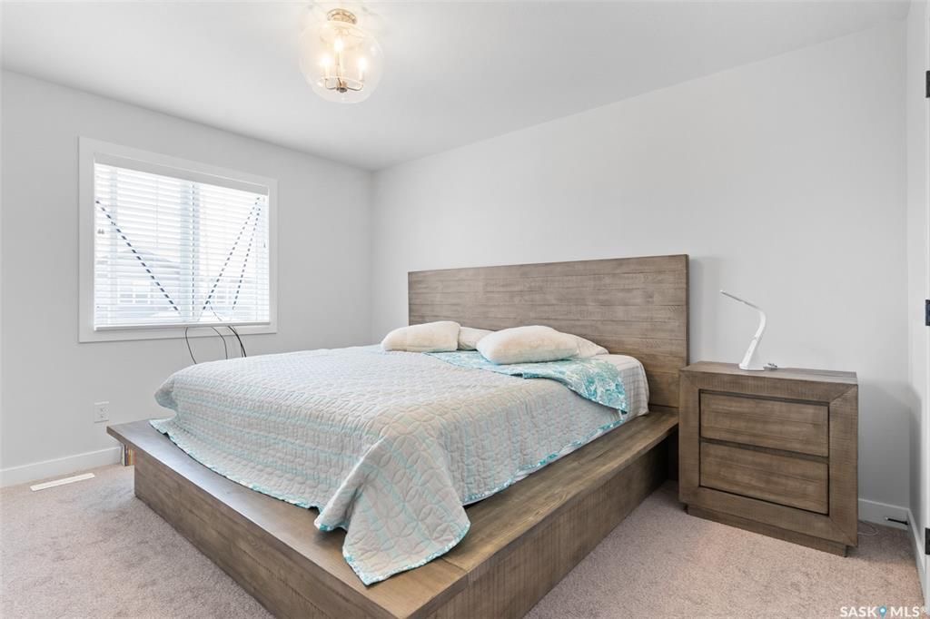 Evergreen小区2021年建1535尺3房3卫边户联排出售，带连房子双车库外加双车道，独立院子。一楼9尺层高，开放式设计，多窗户好采光。客厅带壁炉造型墙，厨房大理石台面，升级橱柜，另有独立收纳间，不锈钢家电，抽油烟机外排。二楼有3个大卧室外加一个多功能厅。主卧带步入式衣柜和 - 8