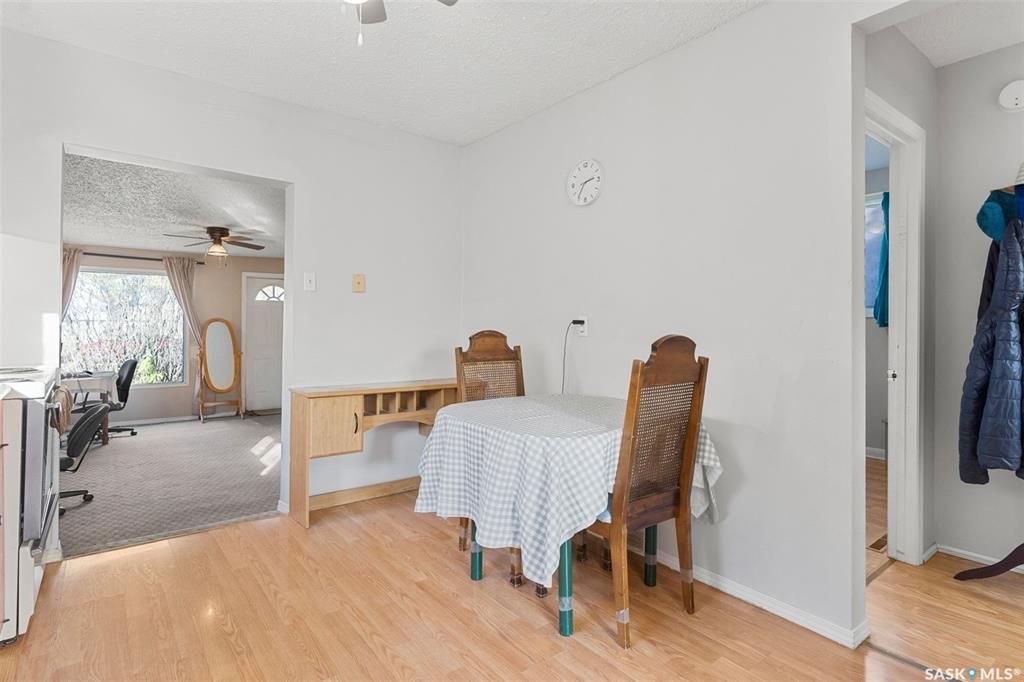 Sutherland小区840尺独立屋出售。近萨大，小学，公园，购物。 3室1卫+1书房平层，带一个18*24较新建双车库，合成板地板，地下室装修有一房一厅。2021年更新保温，新换屋顶瓦片，更新锅炉。占地5819尺。挂牌价格：$189900。详情请联系地产经纪Gary Gai  - 10