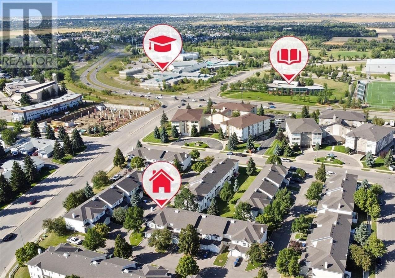 步行至百年高中3房3卫联排出售。Erindale核心地段、环境宁静。步行可达两所高中（St. Joseph高中与Centennial Collegiate）、两所小学（Dr. John G. Egnatoff小学和天主教Father Robinson小学）以及University - 3