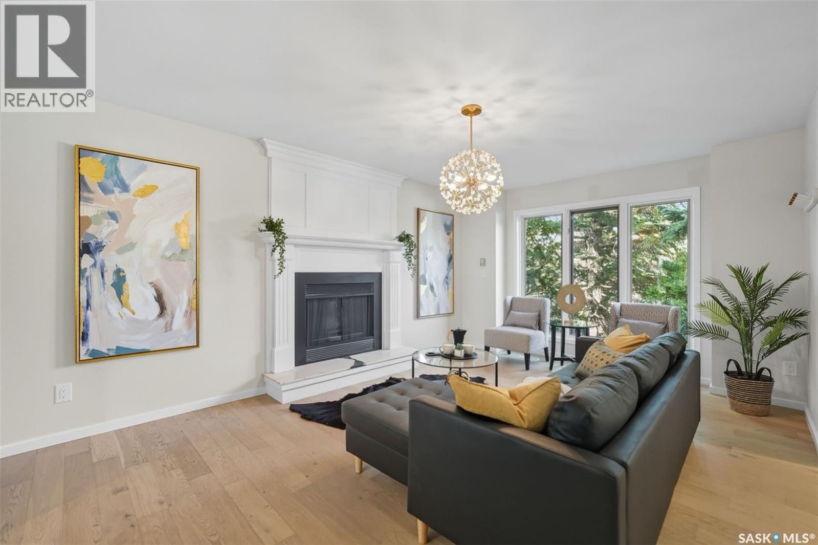 Briarwood 湖景安静街区翻新 R-2000 两层住宅，占地 9,273 平方英尺的罕见地块，拥有朝南的私密花园式后院和部分湖景；全屋 2,821 平方英尺，主层设有客厅（燃气壁炉）、家庭房、凸窗餐区、厨师级厨房（定制橱柜、石英台面、中岛、Thermador 顶级电器）、洗 - 4