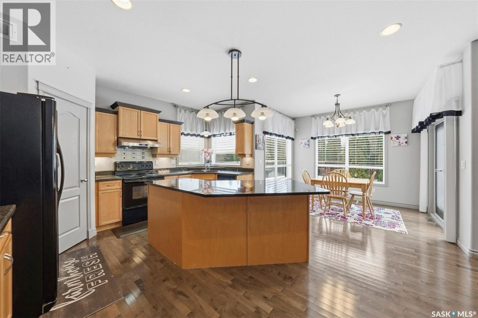 Public Open House公众开放看房 218 Brookshire Cres 2月1日 周日2-4PM Gary Gai或者同事Dominic Parent会在此迎接🙏 ————— Briarwood小区高能效认证前样板间三车库独立屋出售！2011尺2004年建位于安 - 7