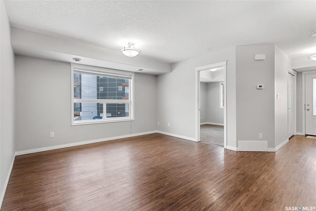 Stonebridge小区步行至学校，超市购物3室2卫2车位叠拼联排出售。安静2楼顶层边户，朝阳湖景，枫木橱柜，大理石台面，不锈钢家电，主卧带步入式衣柜，独立洗手间，大尺寸阳台，独立储物间。保养极佳。挂牌价格：$239900。详情请联系 Royal LePage地产经纪Gary - 12