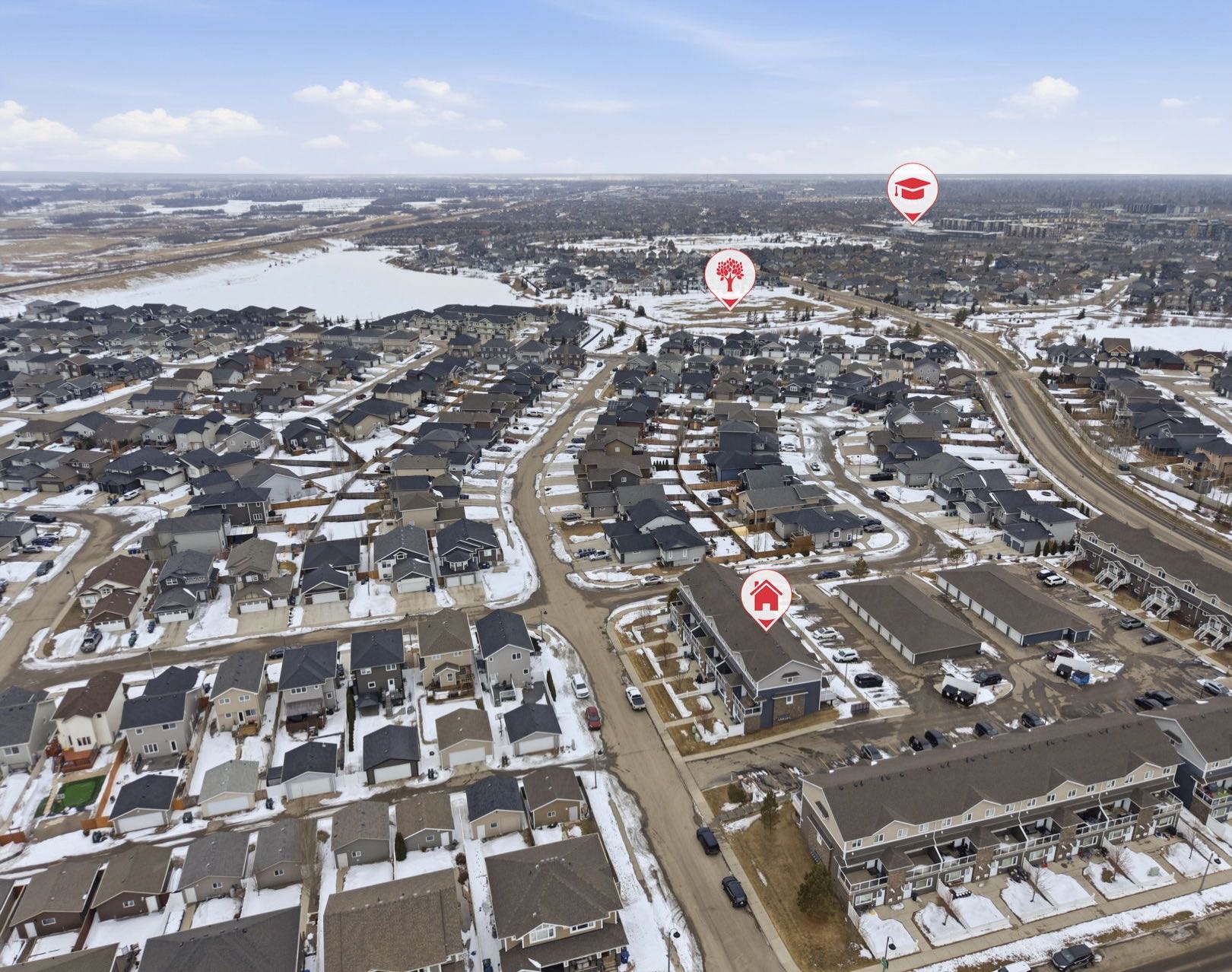 Public Open House公众开放看房 103-275 Pringle Lane 4月9日 周四 5:00-7:00PM Gary Gai或者同事Evan Dunlop会在此迎接🙏  Stonebridge小区明亮2房叠拼单元出售。面向阳光充足的南向前院，俯瞰安静的街道 - 4