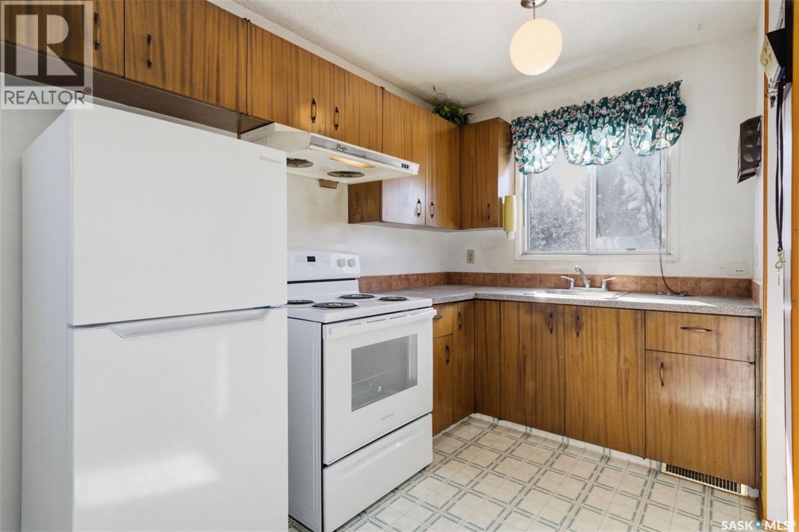 🏡 新上市 | 224 Waterloo Crescent 📍 East College Park  一套 非常适合首次购房者或年轻家庭的温馨住宅。主层布局实用明亮，设有 3间卧室、1个卫生间，客厅和厨房空间舒适，非常适合日常生活。地下室已经完成装修，包含 宽敞家庭活动室 + - 6