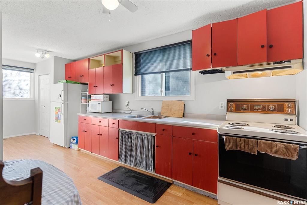 Sutherland小区840尺独立屋出售。近萨大，小学，公园，购物。 3室1卫+1书房平层，带一个18*24较新建双车库，合成板地板，地下室装修有一房一厅。2021年更新保温，新换屋顶瓦片，更新锅炉。占地5819尺。挂牌价格：$189900。详情请联系地产经纪Gary Gai  - 8