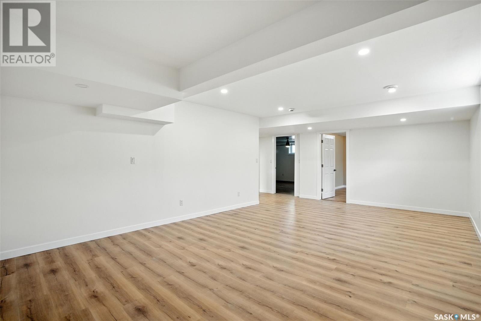 102 Bayfield Cres 8月2日 周六 2-4 PM Gary Gai和同事Dominic Parent会在此迎接🙏 ————— Briarwood小区5房3卫独立屋出售！中心地带。建于 2003 年，位置优越，距离 Briarwood 湖及附近的游乐场和喷水公园 - 8