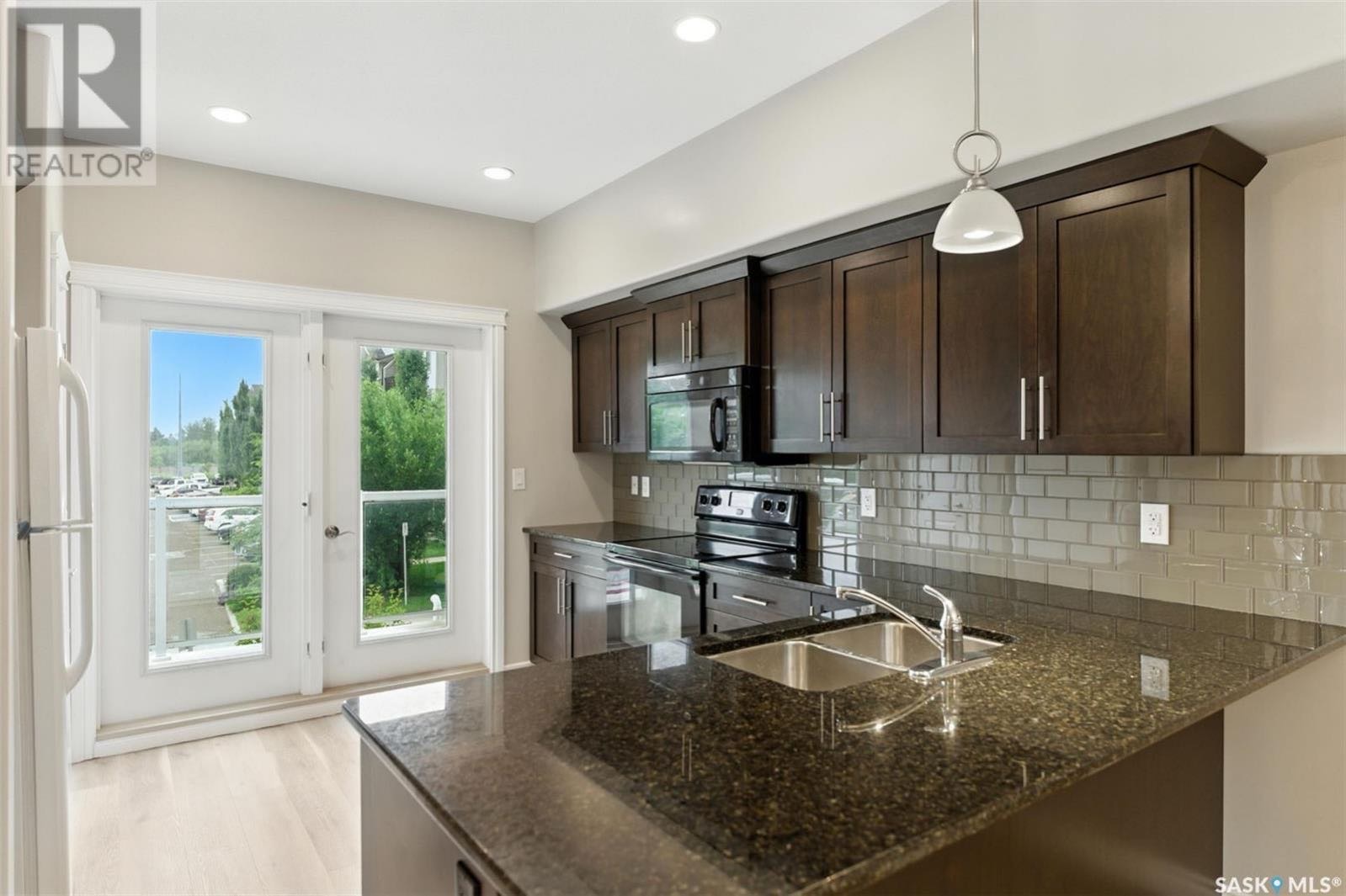 Public Open House公众开放看房 202-212 Willis Cres 7月26日 周六 4:30-6 PM Gary Gai或者同事Dominic Parent会在此迎接🙏 ————— Stonebridge小区边户1700尺3房3卫2厅双车库联排出售。位置便 - 7