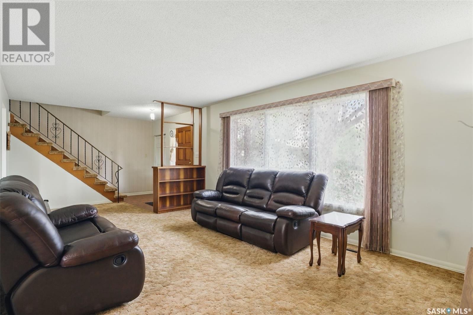 Public Open House公众开放看房 118 East Drive 7月26日 周六2:30-4:00 PM Gary Gai或者同事Dominic Parent会在此迎接🙏  ————————- 步行至Walter Murray高中 & Market Mall两层独 - 6