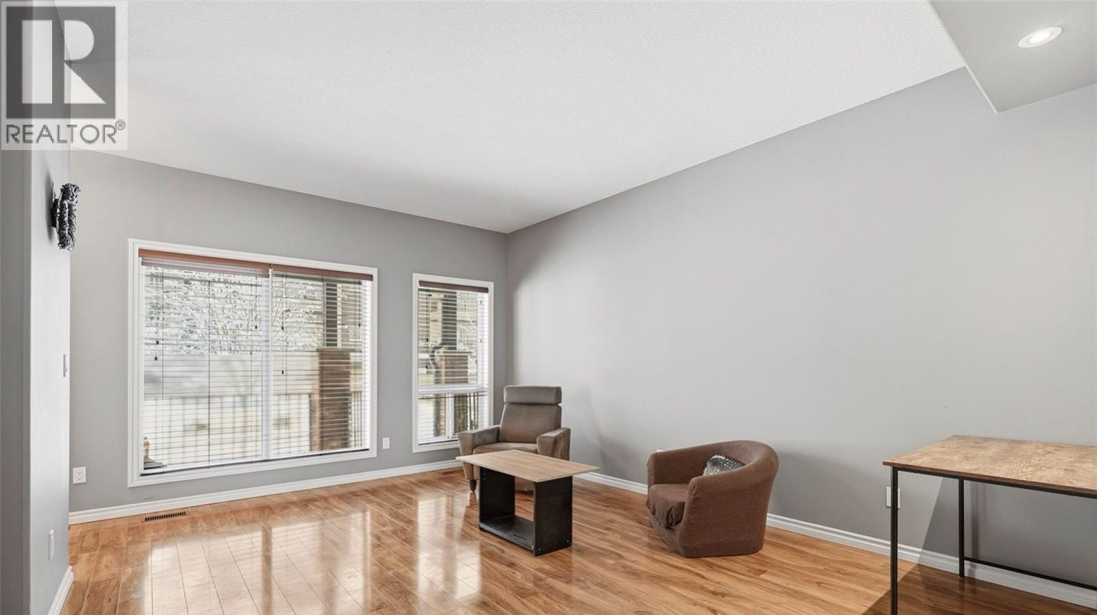 Public Open House公众开放看房 110 Willowgrove Cres Unit 402 1月17 & 18日 周六周日2-4PM Gary Gai或者同事Dominic Parent会在此迎接🙏 —————  步行百米至Willowgrove小学3房3卫联排 - 5